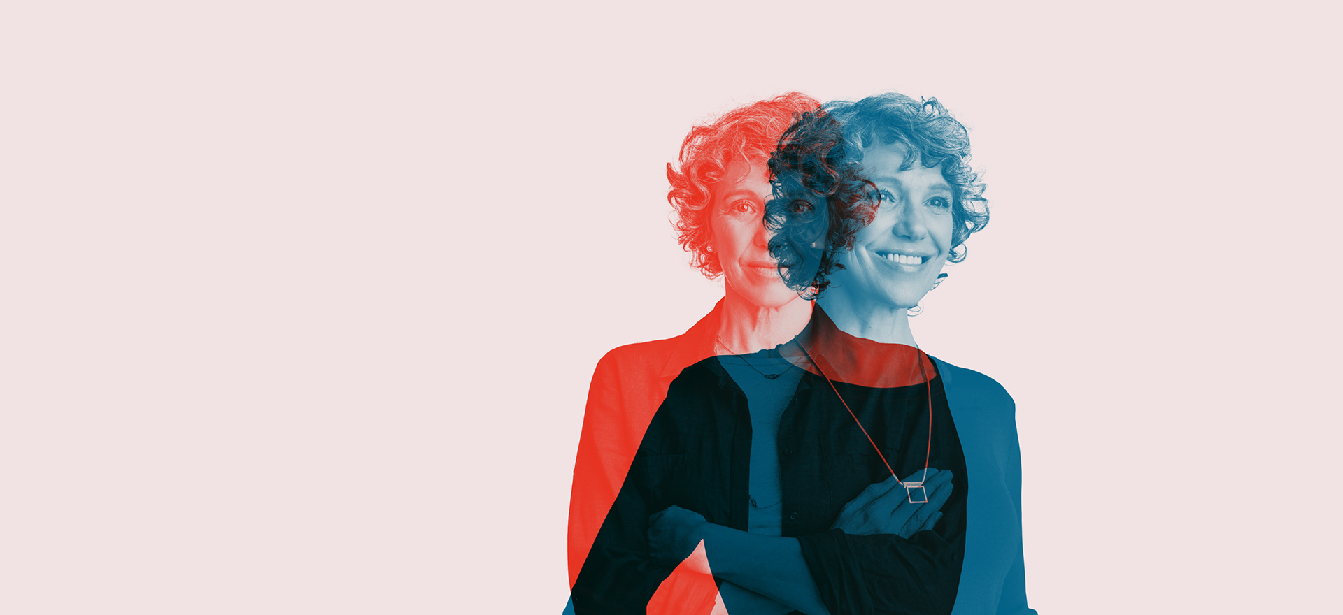 Frau mit Locken in blauer und roter Farbe