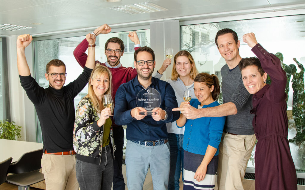 Team kohler + partner jubelt über den erhaltenen LinkedIn-Award