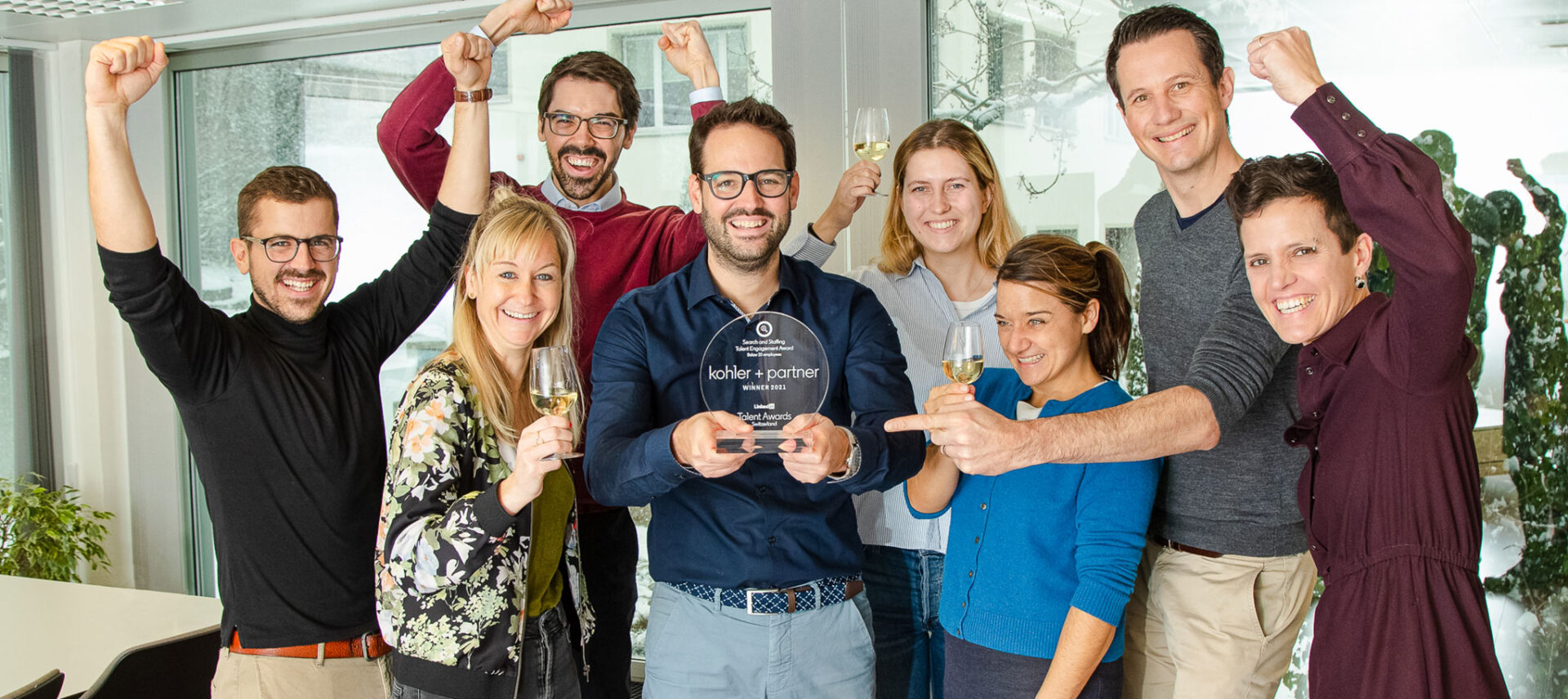 Team kohler + partner jubelt über den erhaltenen LinkedIn-Award