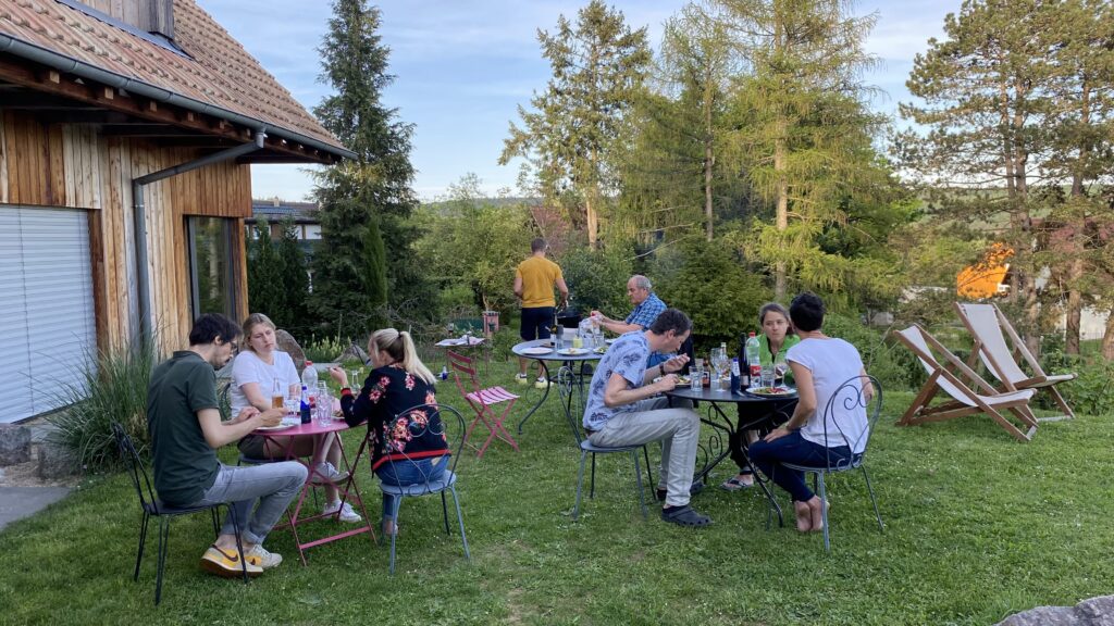 Team von kohler + partner beim Nachtessen im Garten