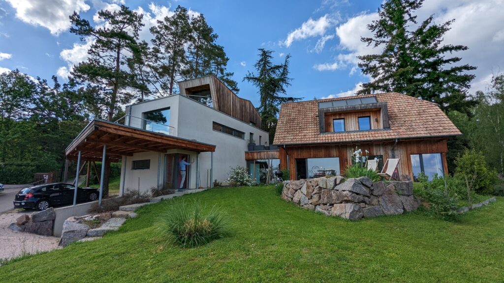 Haus mit zwei Gebäudeteilen und grossem Garten