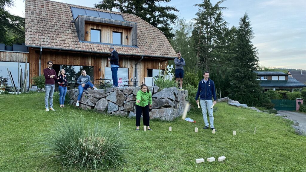Team von kohler + partner beim Kubb-Spiel im Garten