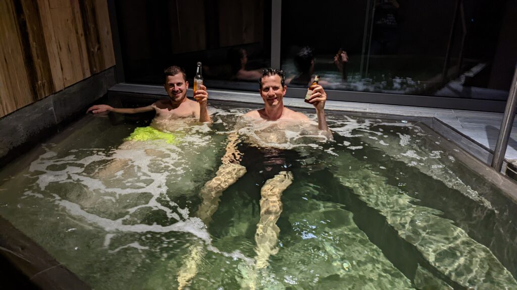 Zwei Männer beim Bad im Whirlpool am Abend