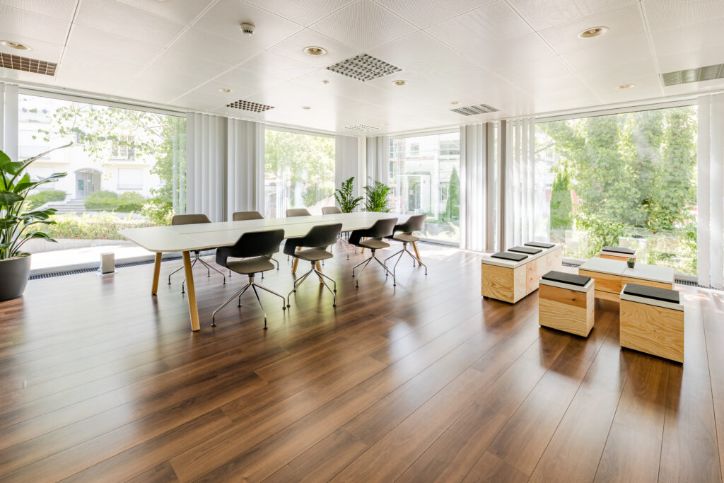 grosses Sitzungszimmer mit hellen Fensterfronten