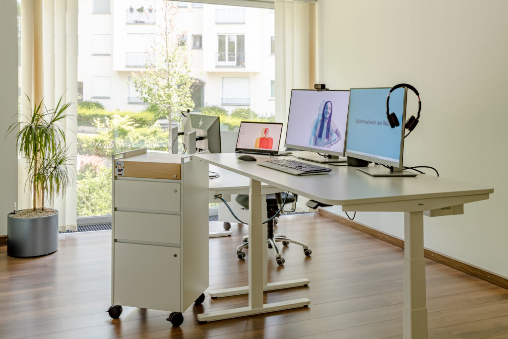 Büro mit zwei Arbeitsplätzen und mobilen Korpussen