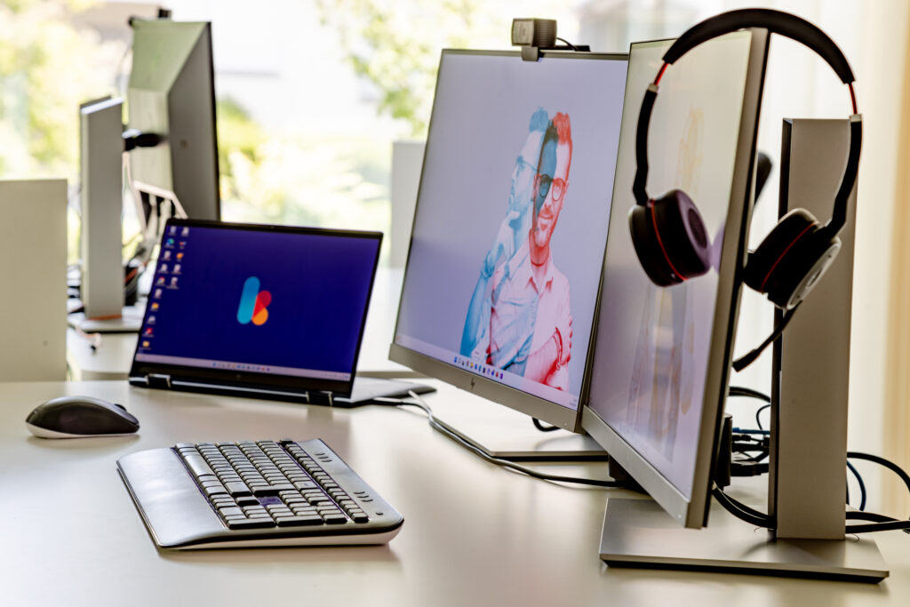 Arbeitsplatz mit zwei fixen und einem mobilen Screen