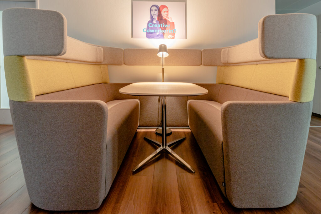 Besprechungskubus mit Tischlampe