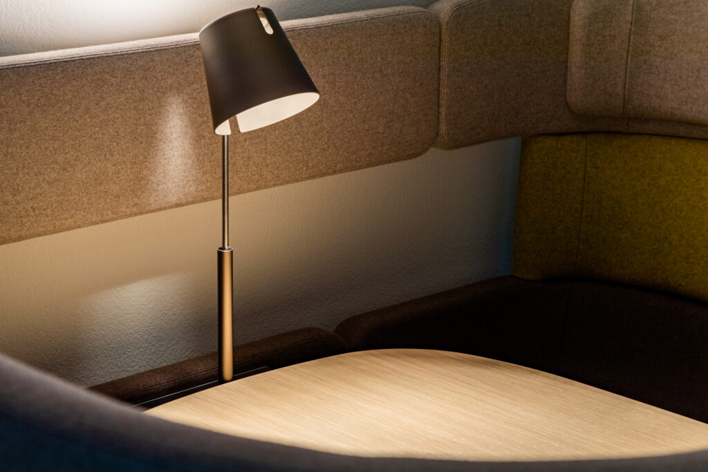 Tischlampe über Holztisch in einem Besprechungskubus