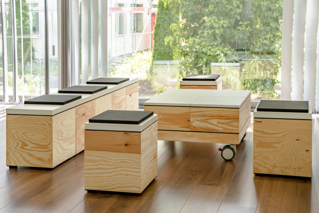 Lounge aus modularen Holzboxen