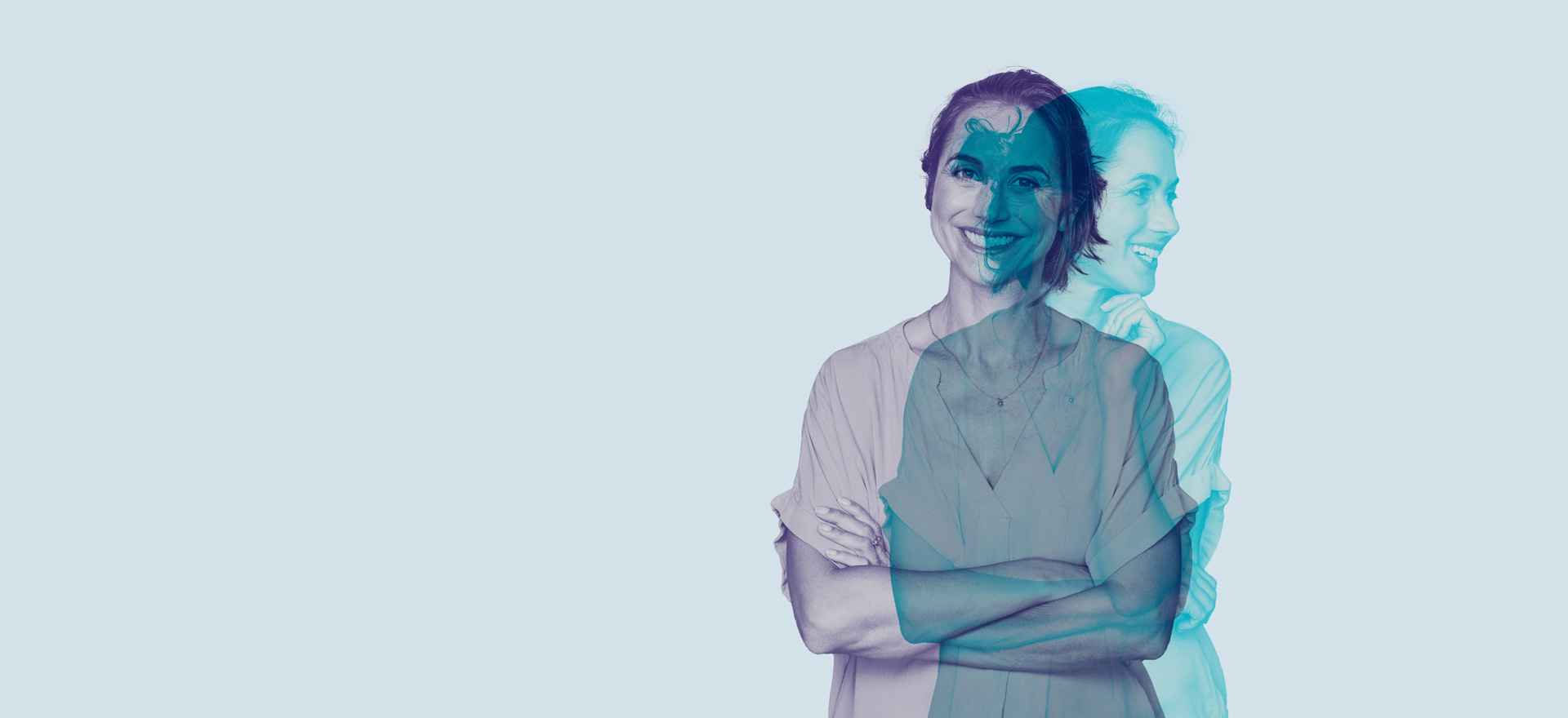 Frau mit zusammengebundenen Haaren in blauer und violetter Farbe
