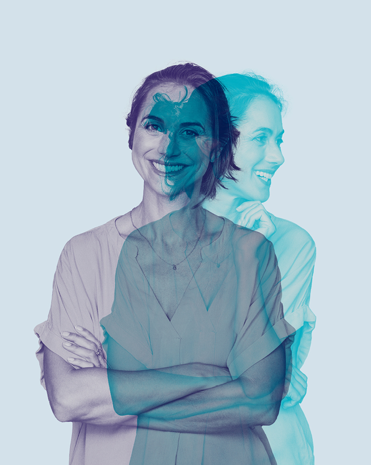 Frau mit zusammengebundenen Haaren in blauer und violetter Farbe