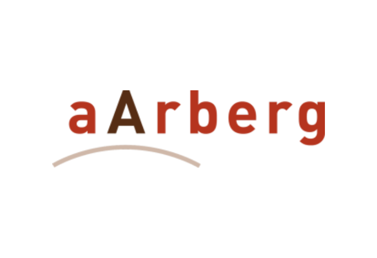 Logo mit dem Schriftzug „aArberg“, wobei das kleine „a“ und „berg“ rot gefärbt sind und das große „A“ in Braun erscheint. Darunter verläuft eine beige, bogenförmige Linie – möglicherweise ein stilisiertes Brückenelement.