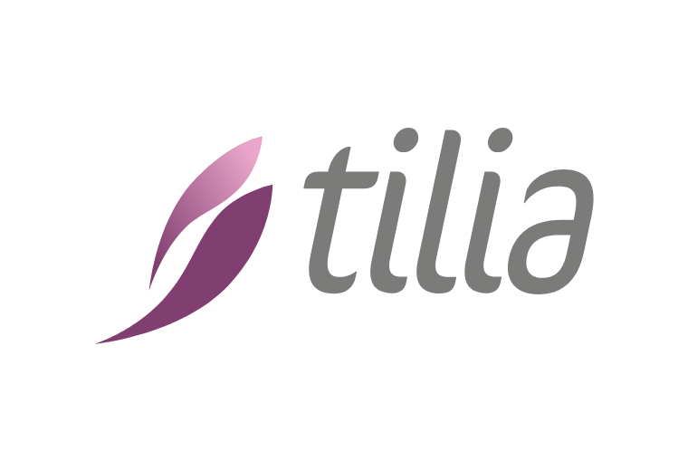 Logo mit dem Schriftzug „tilia“ in moderner Schriftart und zwei stilisierten Blättern links daneben – eines in Pink-Violett-Verlauf, das andere in solidem Violett. Elegantes Design mit natürlicher Anmutung.