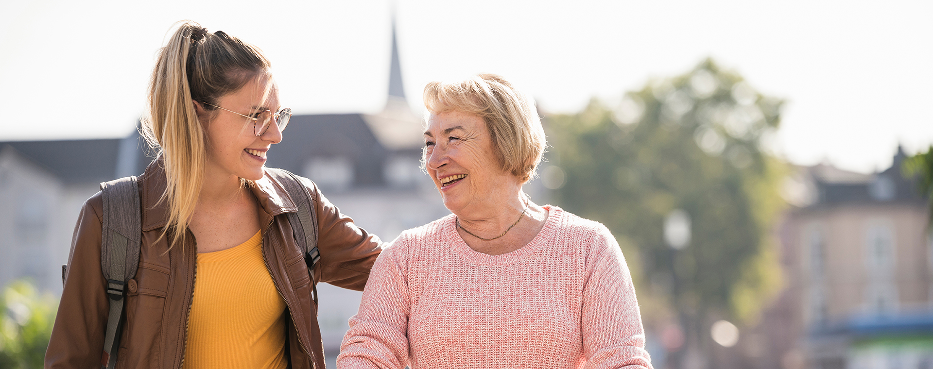 Junge Frau und ältere Frau lachen gemeinsam im Freien“
